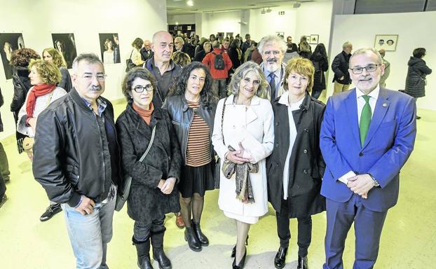 Javier Vila, Sara Huete, Mazarío, Emilia Trueba, Ana Sara Ferrer, Tomás Mantecón, Yolanda Novoa y Ángel Pazos, en la inauguración de la muestra.