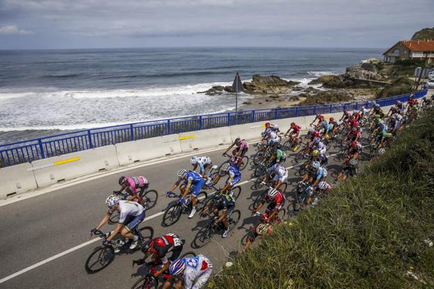 El pelotón, en la décimo octava etapa de la Vuelta 2017, entre Suances y Santo Toribio de Liébana.