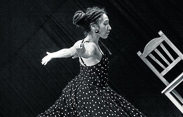 La bailarina Gema Márquez en 'Insert coin fandango', que llega hoy a la Teatrería de`Ábrego. :: dm