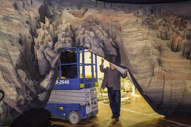 Un operario supervisa los trabajos de colocación de una de las lonas.