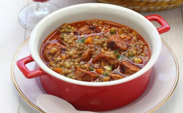 Guiso de lentejas con chorizo y verduras.