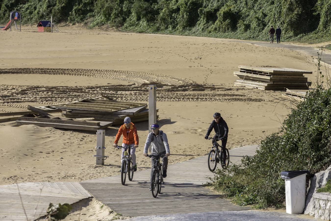 Fotos: Así ha quedado la pasarela que comunica la playa de La Magdalena con Los Peligros tras los últimos temporales