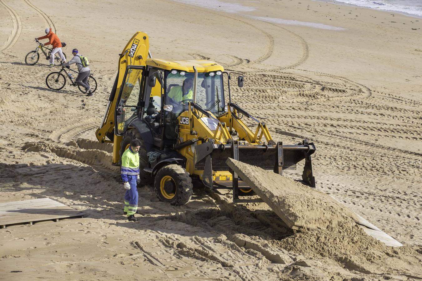 Fotos: Así ha quedado la pasarela que comunica la playa de La Magdalena con Los Peligros tras los últimos temporales