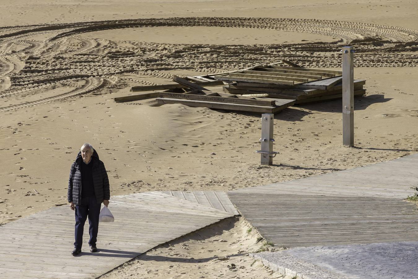 Fotos: Así ha quedado la pasarela que comunica la playa de La Magdalena con Los Peligros tras los últimos temporales