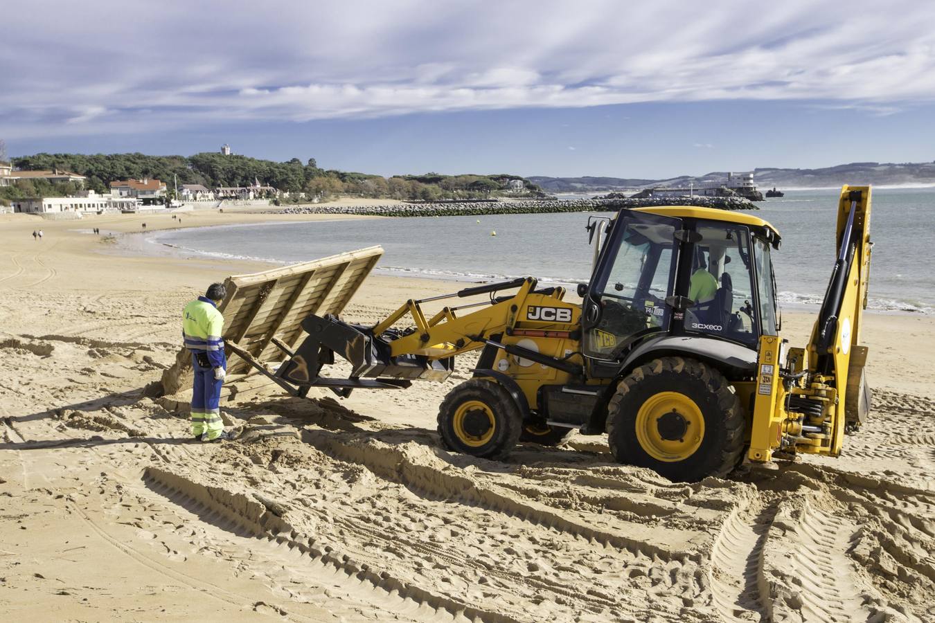Fotos: Así ha quedado la pasarela que comunica la playa de La Magdalena con Los Peligros tras los últimos temporales