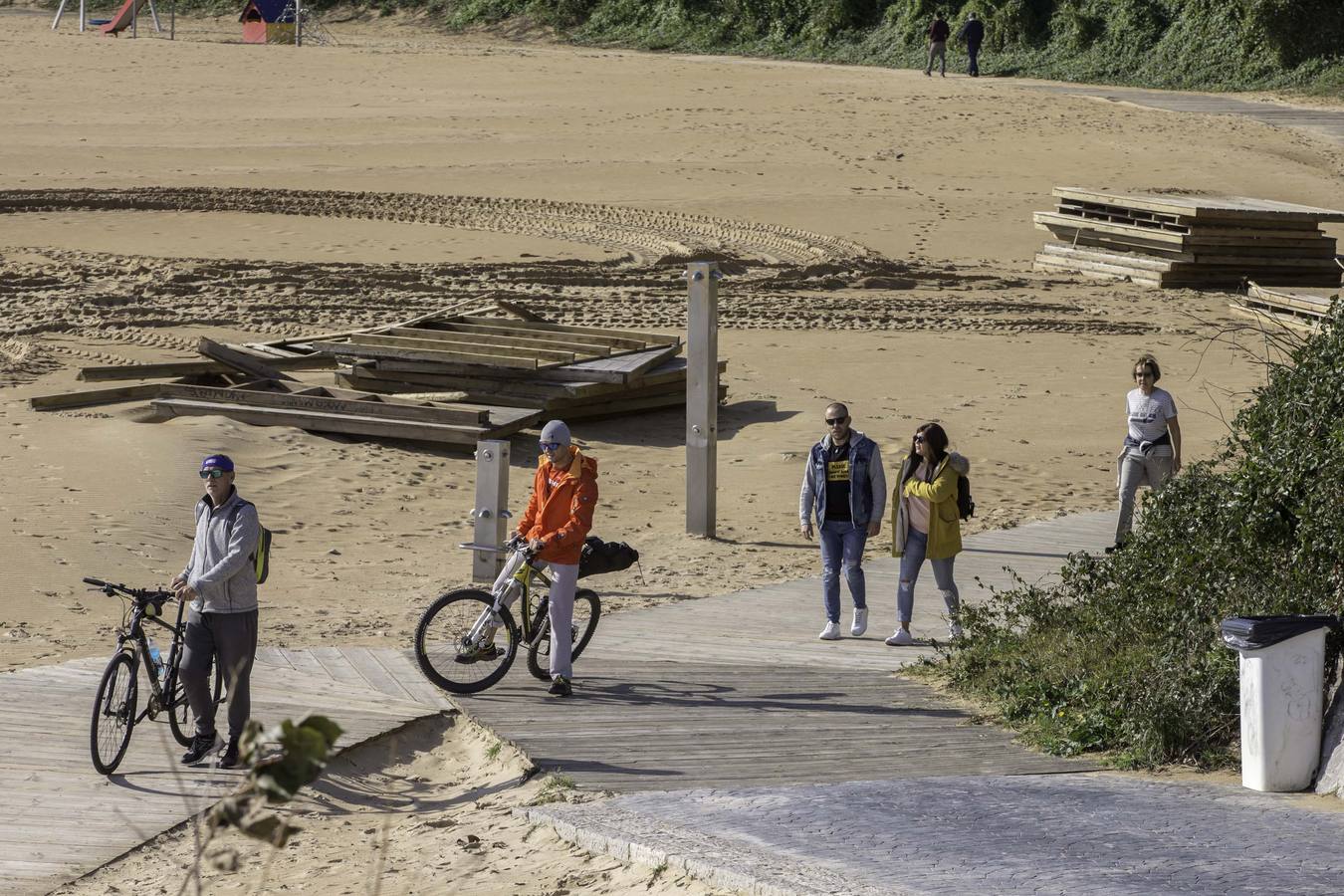 Fotos: Así ha quedado la pasarela que comunica la playa de La Magdalena con Los Peligros tras los últimos temporales