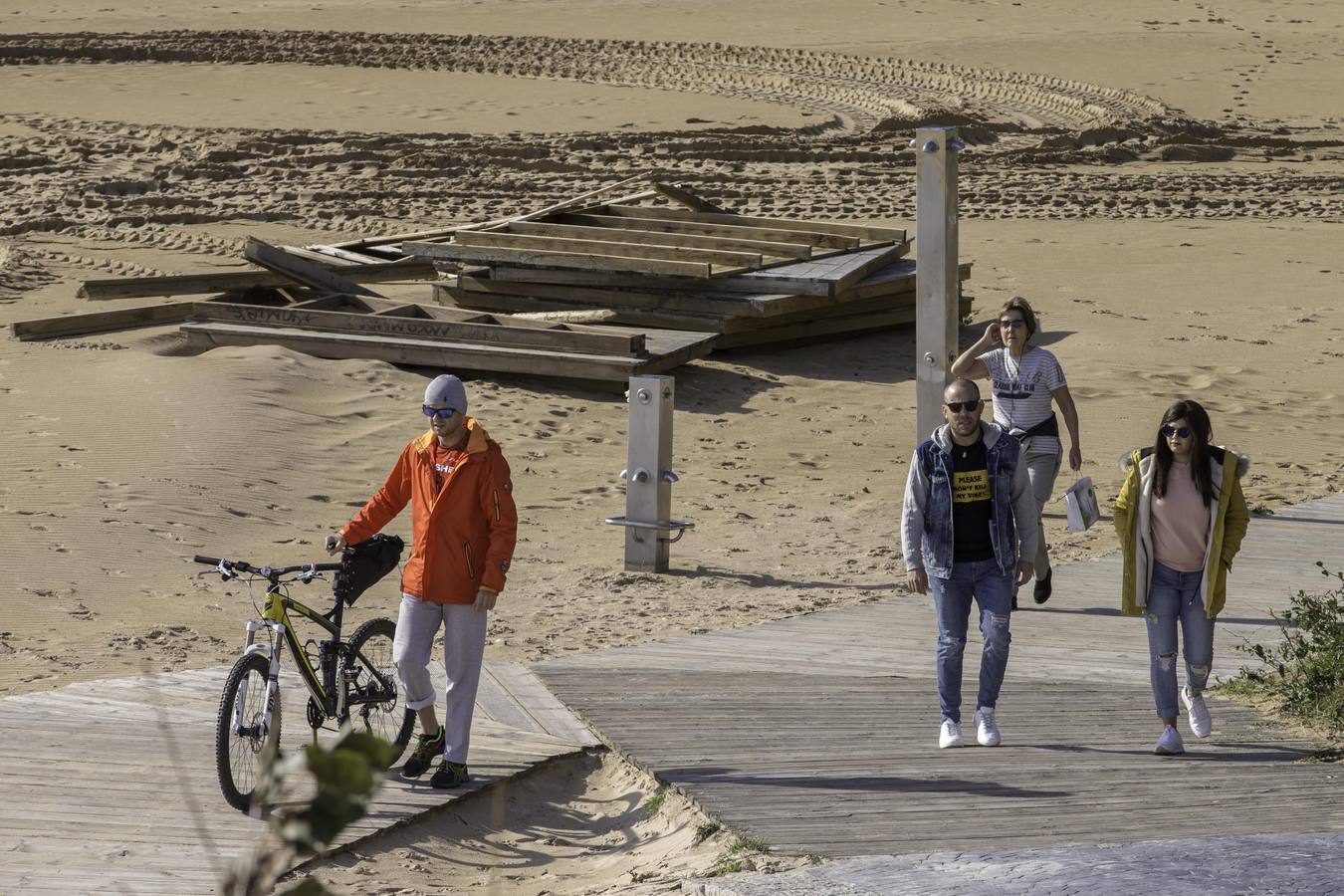 Fotos: Así ha quedado la pasarela que comunica la playa de La Magdalena con Los Peligros tras los últimos temporales
