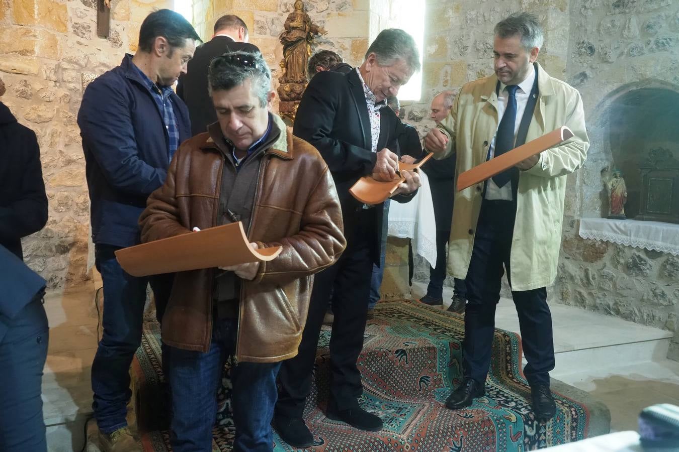 Laredo conmemora la festividad de San Martín, patrón de la Cofradía de Pescadores pejina. Los actos comenzaron en la iglesia de San Martín, donde se renovaron los cargos de la Cofradía, que ha donado 3.000 euros para reparar el tejado de la iglesia de Santa María. Después se celebró la tradicional procesión.