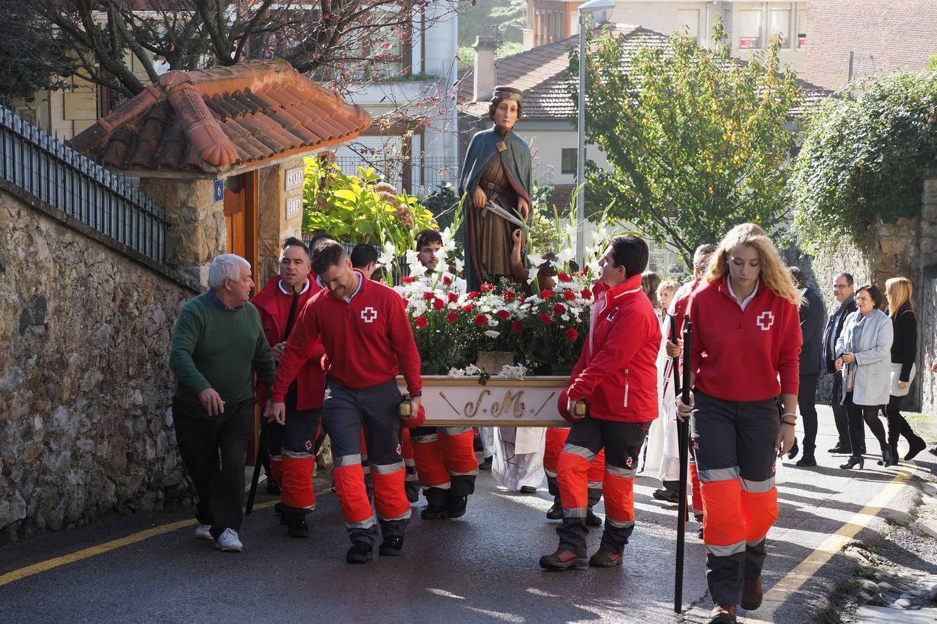 Laredo conmemora la festividad de San Martín, patrón de la Cofradía de Pescadores pejina. Los actos comenzaron en la iglesia de San Martín, donde se renovaron los cargos de la Cofradía, que ha donado 3.000 euros para reparar el tejado de la iglesia de Santa María. Después se celebró la tradicional procesión.