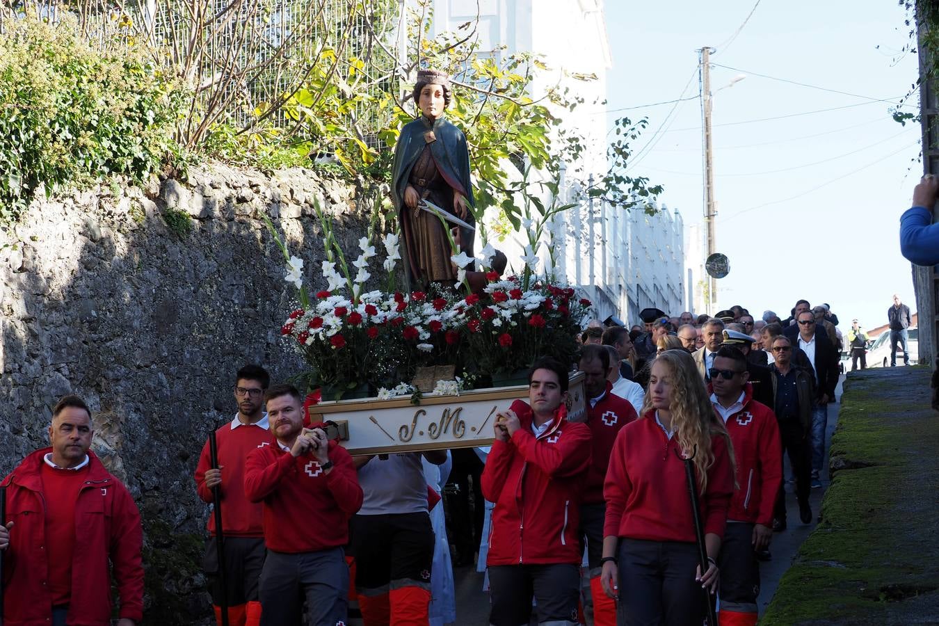 Laredo conmemora la festividad de San Martín, patrón de la Cofradía de Pescadores pejina. Los actos comenzaron en la iglesia de San Martín, donde se renovaron los cargos de la Cofradía, que ha donado 3.000 euros para reparar el tejado de la iglesia de Santa María. Después se celebró la tradicional procesión.