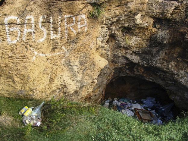 Envases de plástico, bolsas, latas y otros residuos encontrados en la playa de Berria. 