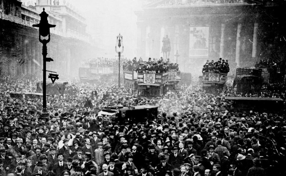 Cientos de personas celebran el fin del conflicto minutos después del anuncio del armisticio frente a la Bolsa de Londres. 