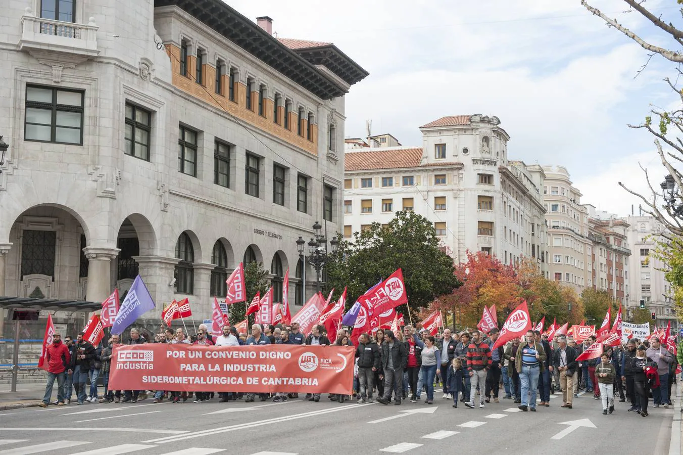 Varios miles de peronas -entre 5.000 y 6.000 según la organización y unos 2.200 según la Policía local- han secundado este domingo la manifestación convocada por las federaciones de industria de UGT y de CCOO en Santander «por un convenio colectivo digno» en el sector del metal cántabro, que precede a la huelga general convocada por ambos sindicatos los próximos días 20, 22 y 27 de noviembre.