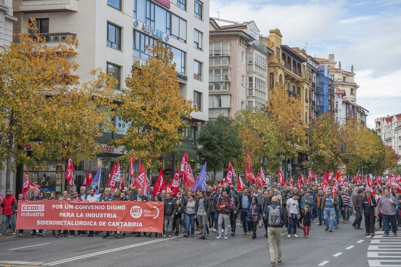 Varios miles de peronas -entre 5.000 y 6.000 según la organización y unos 2.200 según la Policía local- han secundado este domingo la manifestación convocada por las federaciones de industria de UGT y de CCOO en Santander «por un convenio colectivo digno» en el sector del metal cántabro, que precede a la huelga general convocada por ambos sindicatos los próximos días 20, 22 y 27 de noviembre.