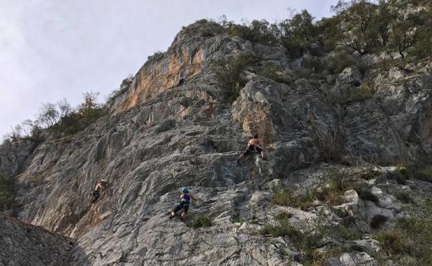 En la zona de Bejes hay varios muros de caliza de buena calidad.