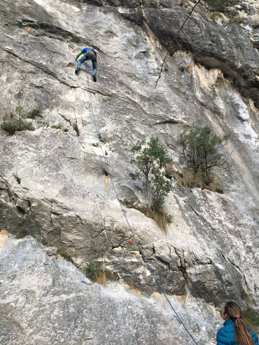 En Ramales de la Victoria, los muros cuentan con una gran variedad de grados y estilos de escalada. Para abrir boca dentro de sus numerosos sectores hay tres que posiblemente sean los más recomendados para iniciación con grados medios y una escalada algo técnica, estos sectores son: Escaleras, Pared del Cáliz y Camino. 