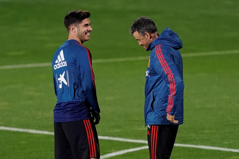 Marco Asensio, junto a Luis Enrique en un entrenamiento.