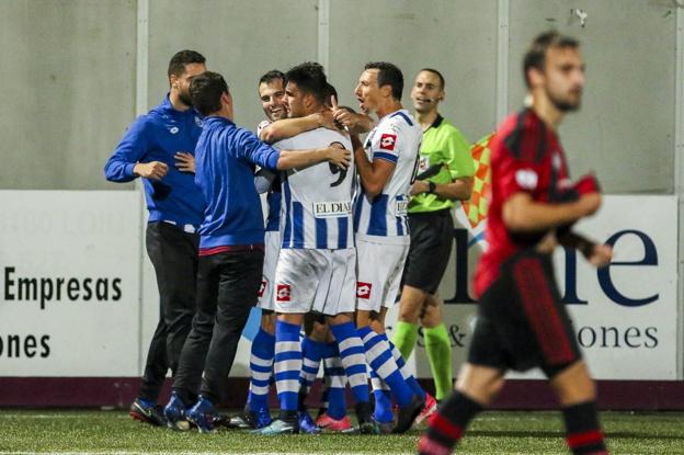 Los jugadores de la Gimnástica celebran el gol de Hugo Vitienes en Gobela que dio la victoria a los blanquiazules ante el Arenas