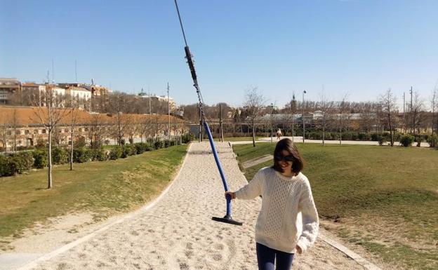 Intentando desconectar en Madrid Río, uno de sus rincones fetiche en Madrid.