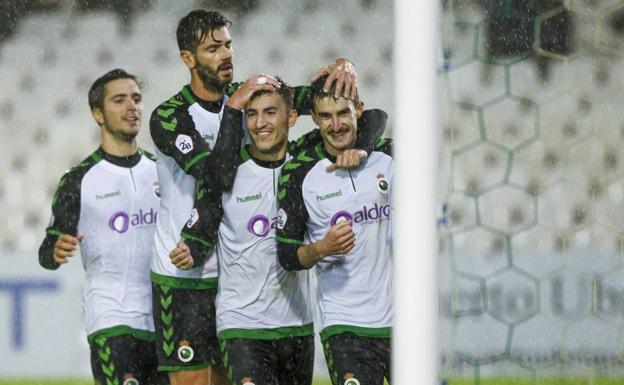 Jesús Puras, Dani Segovia, Aitor Buñuel y Quique Rivero celebran el gol de penalti de este último, el tercero frente al Athletic B del pasado domingo en El Sardinero.