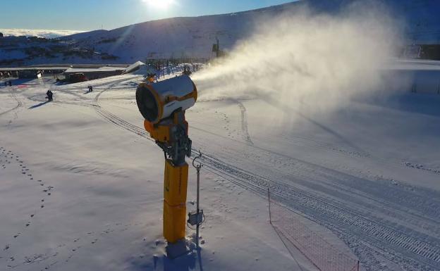 Cañón de nieve en la estación de Alto Campoo.