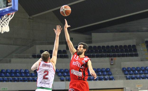 Pablo Sánchez entra a canasta ante un rival.