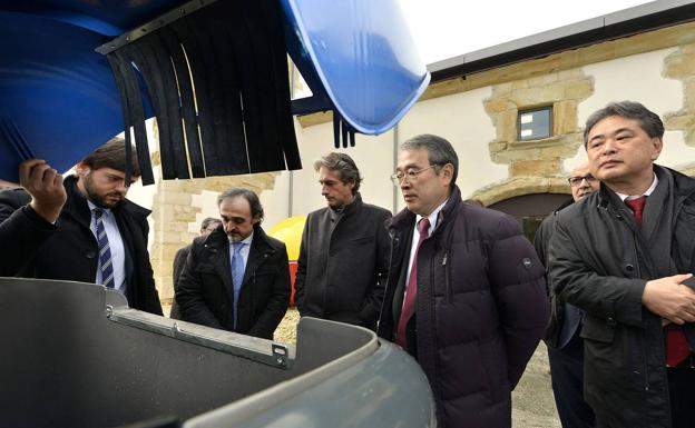 Íñigo de la Serna, cuando era alcalde de Santander, junto al presidente de NEC, Nobuhiro Endo, en la presentación de los contenedores ´inteligentes´ de la ciudad en diciembre de 2014.