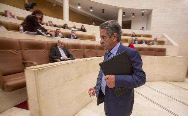 El presidente Revilla en una sesión del Parlamento de Cantabria.