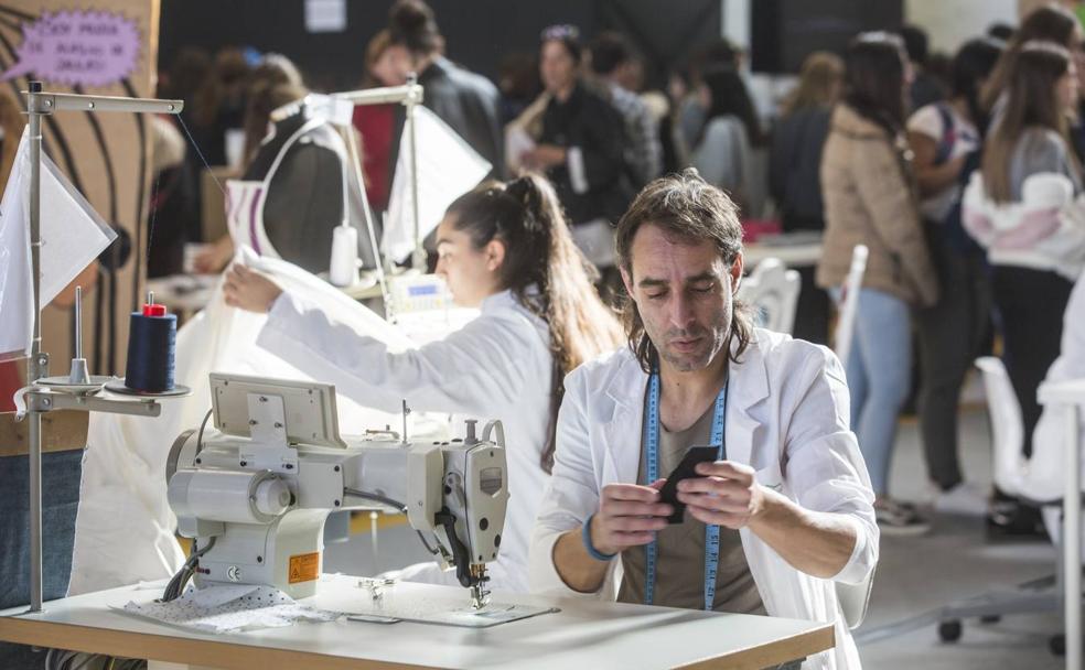 Textil, confección y piel. Los alumnos de esta familia profesional no paran de coser, a máquina y a mano. 