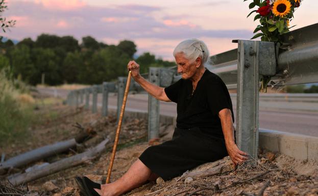 María Martín solo quiere que los restos de su madre, enterrada en una cuneta, descansen junto a los de su padre.