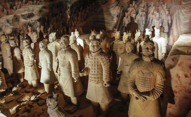 Soldados de terracota en el foso que representa el yacimiento original de Xian. 