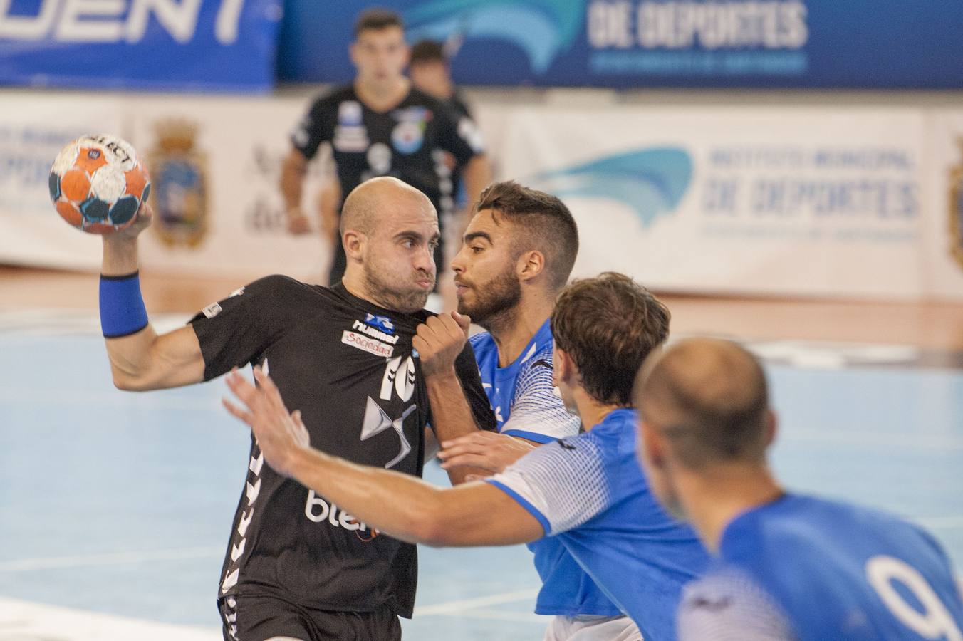 Postigo, en un intento de lanzar a portería en el partido ante el Recoletas Valladolid.