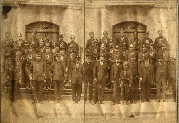 Primera formación de bomberos. Año 1903.