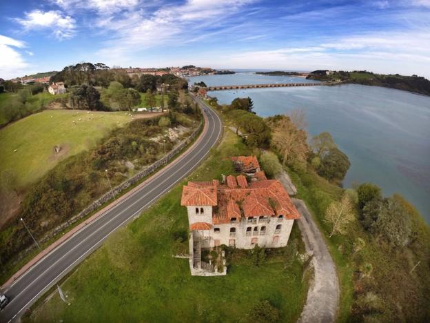 Casa Pozo junto la singularidad de la edificación cuenta con el gran atractivo de su estratégica situación junto a las marismas de San Vicente y cercano a su casco urbano. 