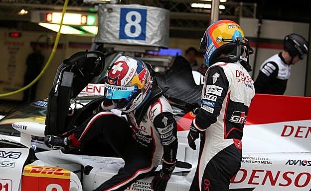 Fernando Alonso se dispone a relevar a su compañero de equipo, el suizo Sebástien Buemi, a los mandos de su monoplaza en el circuito de Shanghái.