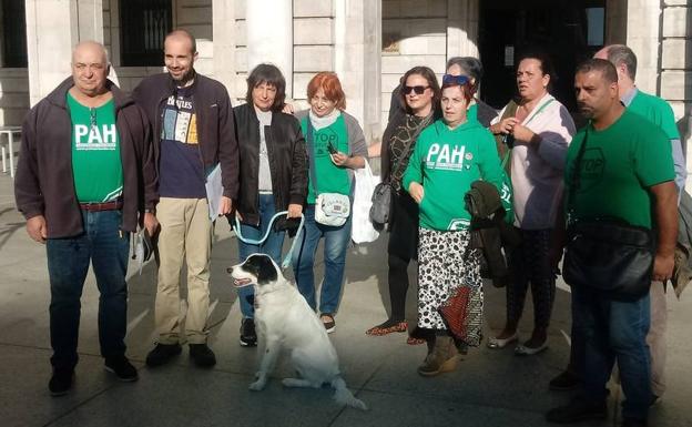 Miembros de la PAH junto a Paco (a la izquierda) y Luci (tercera por la derecha en la fila de atrás), los pensionistas a los que Liberbank intenta ecchar de la que ha sido su casa hace más de seis décadas.