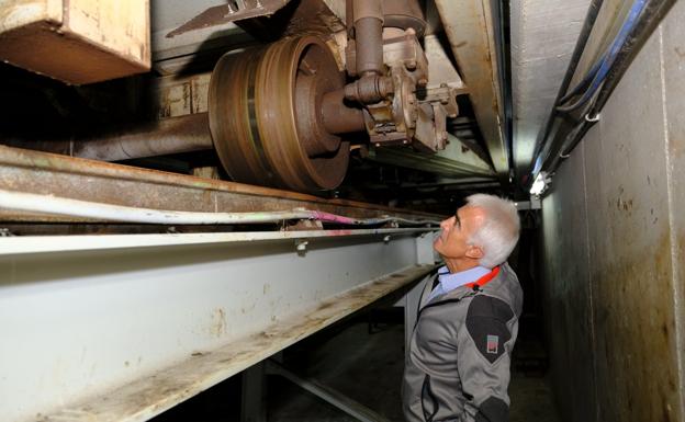 El representante de Teleféricos y Nieve revisa la rodadura de un vagón del funicular. / 