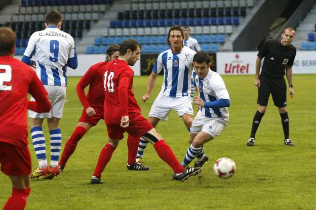  Víctor Sánchez, de la Gimnástica, junto a Cusidor intenta recuperar el balón en el último partido en El Malecón ante el Izarra.