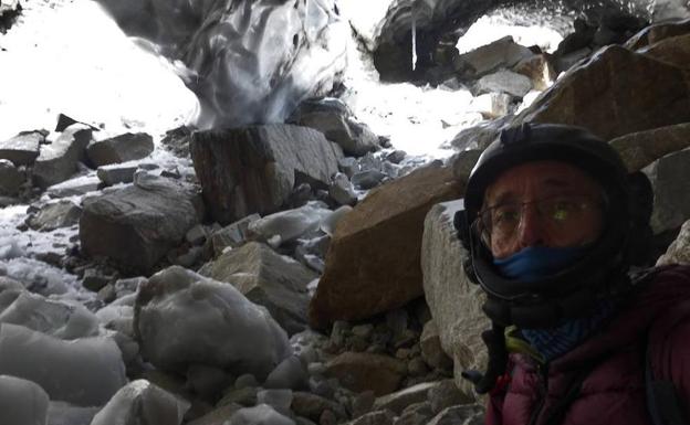 José Luis Bernal se fotografía en su refugio. 