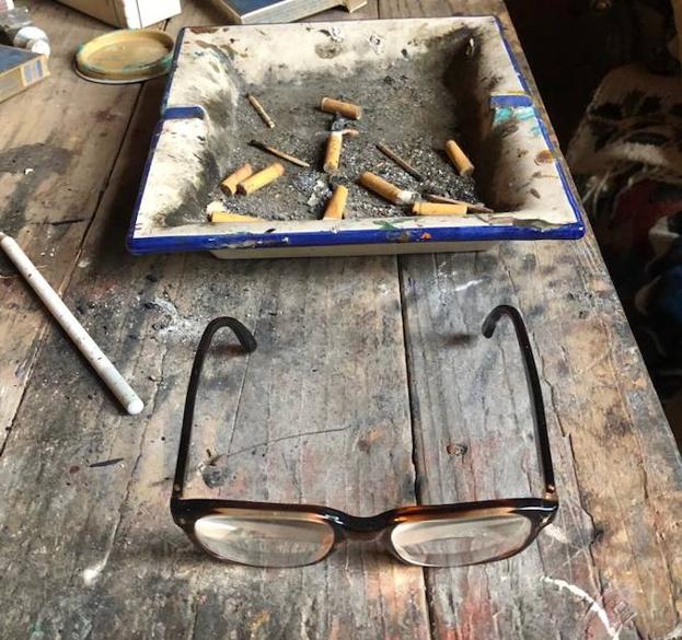 Las gafas y el cenicero del pintor en su estudio de los Alpes. 