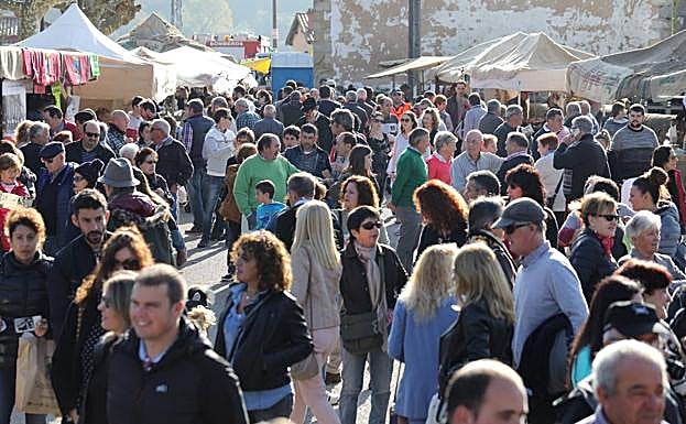 Multitud de personas han acudido a la cita desde primera hora de la mañana. 