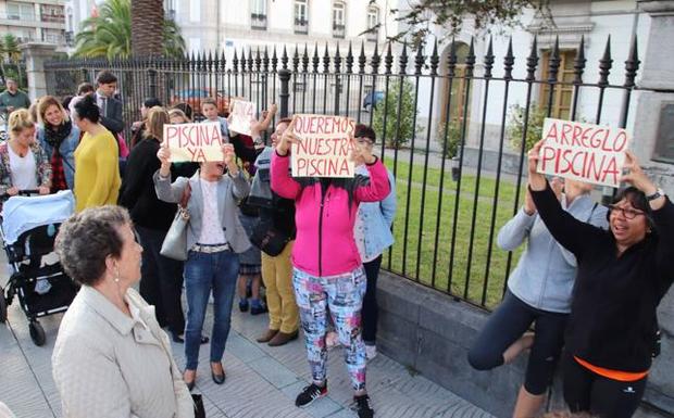 Una de las últimas protestas vecinales en Laredo para exigir la rehabilitación de las piscinas. 