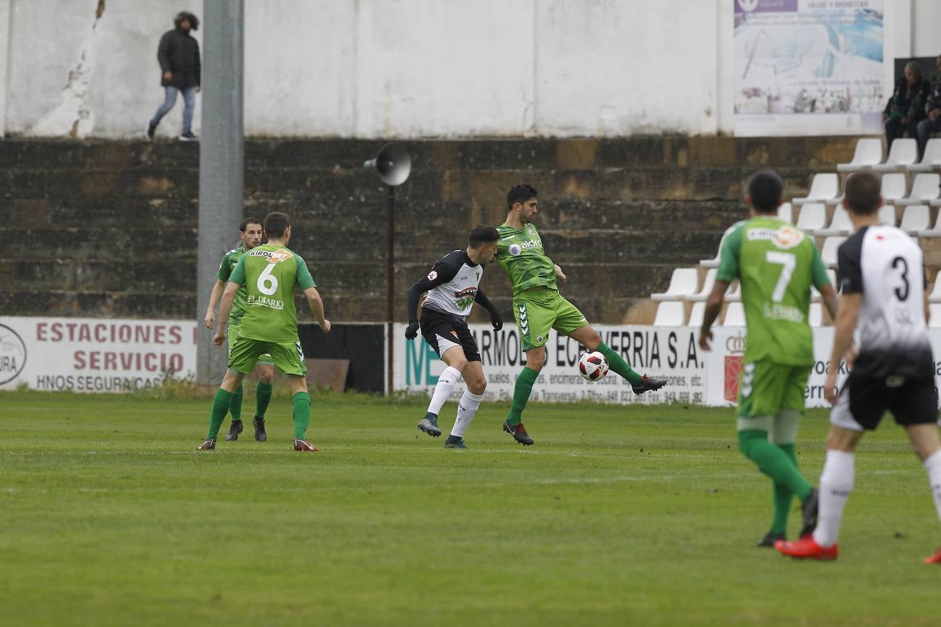 Fotos: El Racing busca la victoria en Tudela