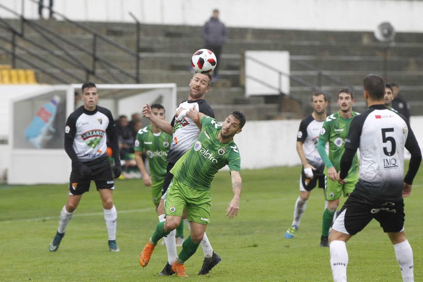 Fotos: El Racing busca la victoria en Tudela