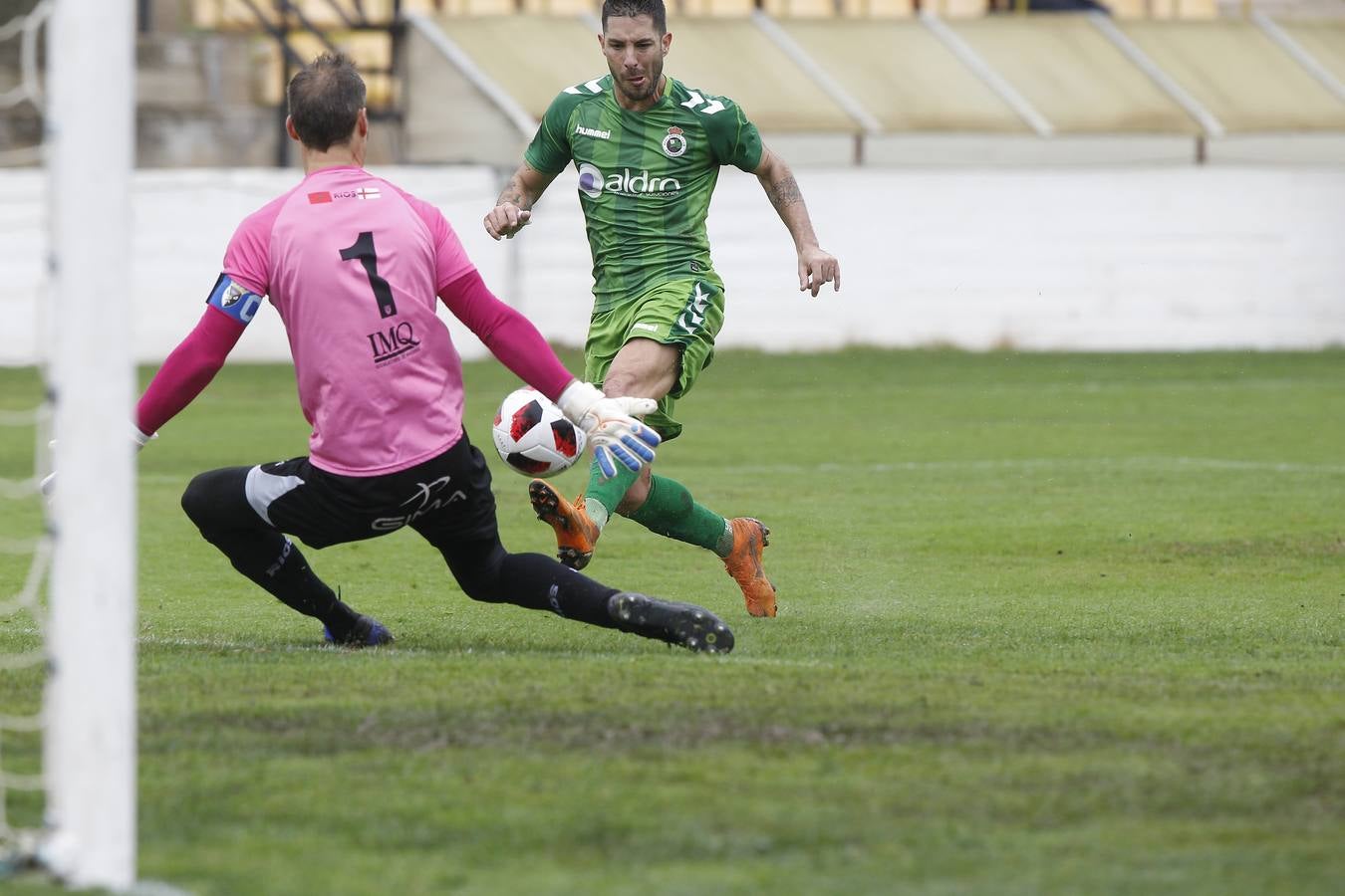 Fotos: El Racing busca la victoria en Tudela