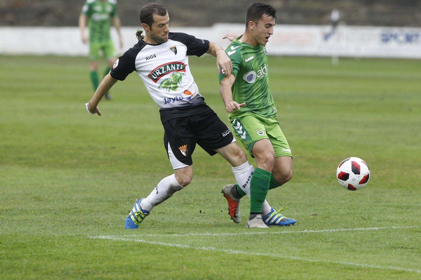 Fotos: El Racing busca la victoria en Tudela