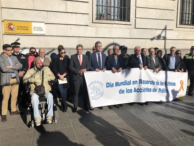 Representantes institucionales y organizadores del acto convocado ante la Delegación del Gobierno