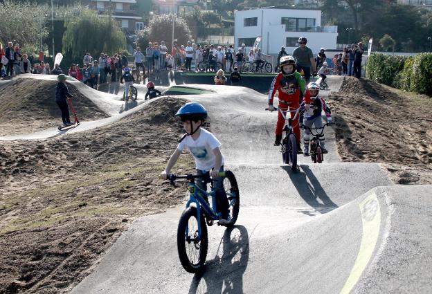 Un grupo de niños disfruta de la nueva instalación