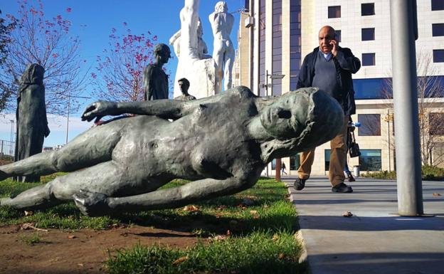 Un funcionario del servicio de parques y jardines inspecciona la estatua derribada.