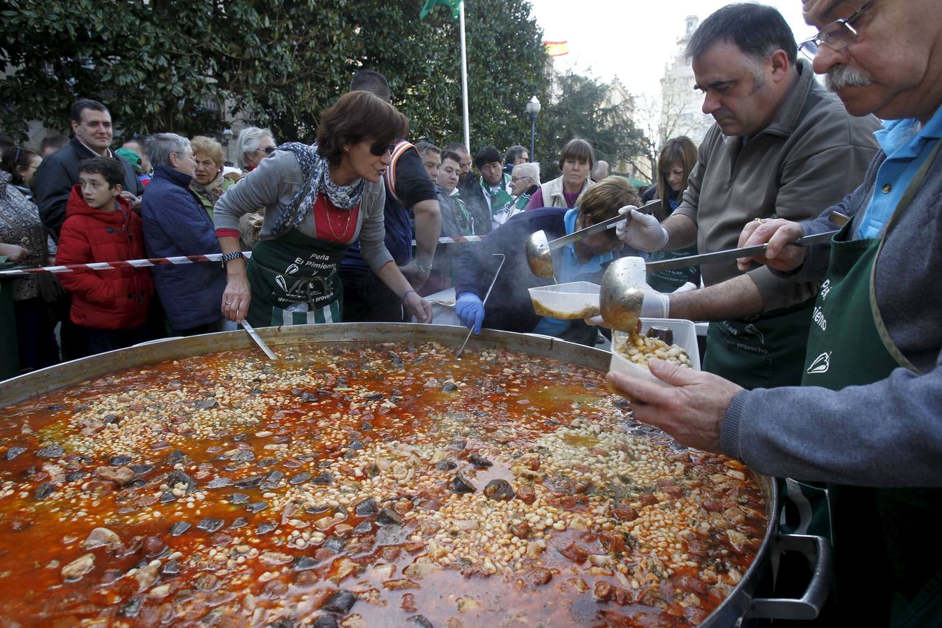 Una de las últimas veces que los racinguistas organizaron un cocido montañés multitudinario fue cuando el Racing cumplió cien años.